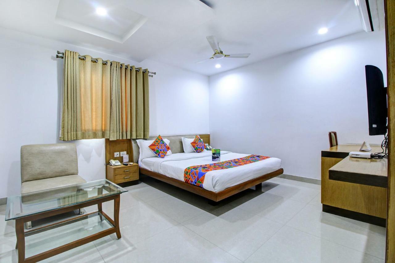 Fabhotel Syberitic Suites Gachibowli - Fully Vaccinated Staff Kondapur  Exterior photo